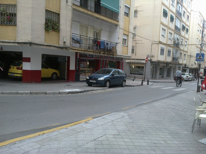 El problema del aparcamiento en plaza de toros (calle doctor fidel fernández, Granada)
