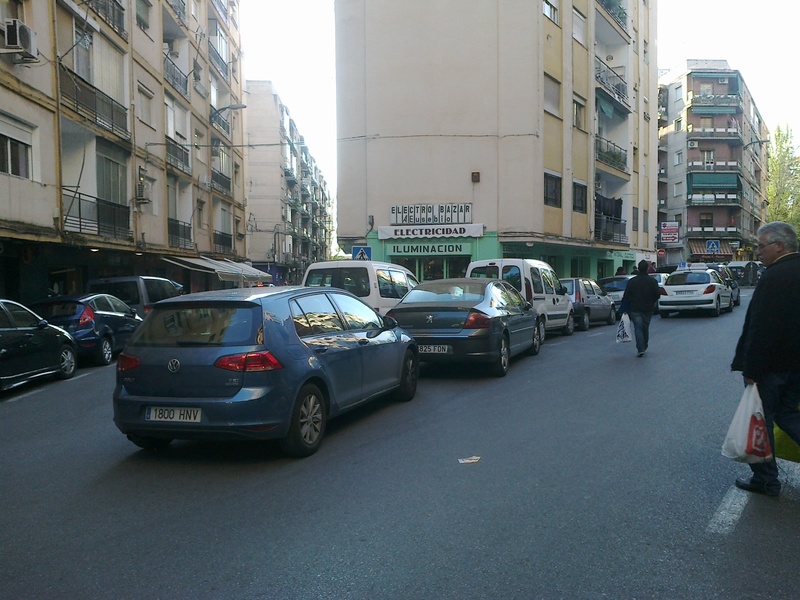 El problema del aparcamiento en plaza de toros (calle doctor fermín garrido, Granada)